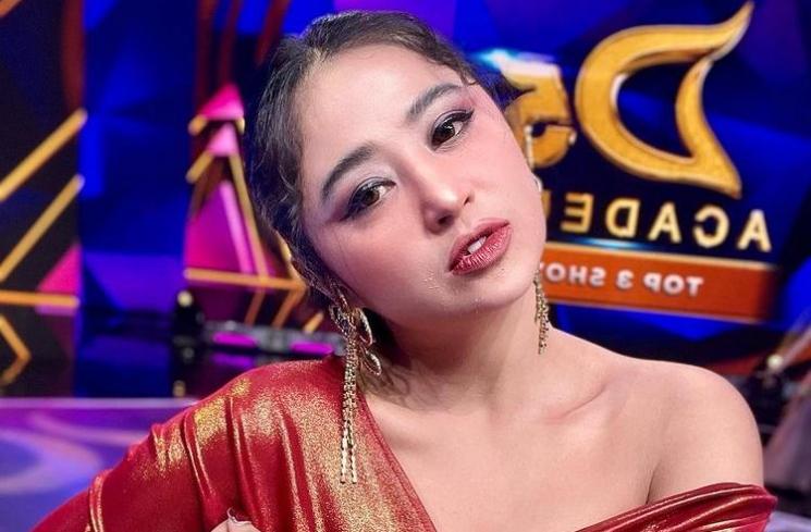 Artis Merasa Dimanfaatkan Keluarga. (Instagram/dewiperssik9)