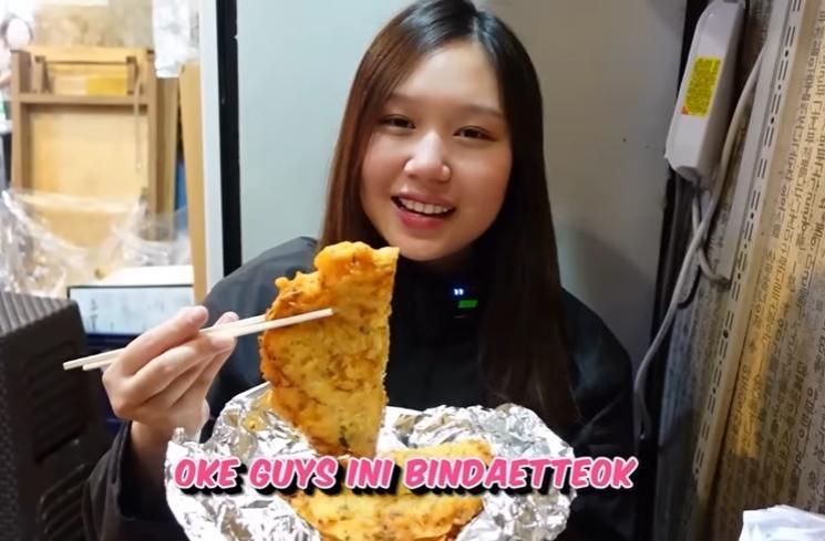 Potret Sisca Kohl dan Jess No Limit Jajan di Pasar Gwangjang Korea (YouTube/Sisca Kohl)