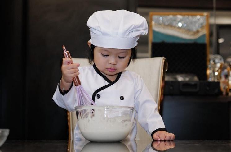 Potret Ameena Jadi Koki Cilik (instagram/@attahalilintar)