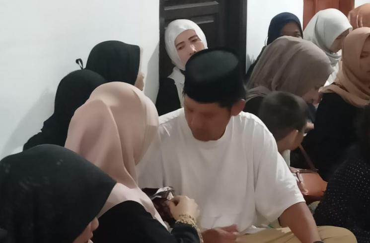 Ibnu Jamil di rumah duka sang ayah kawasan Petukangan, Jakarta Selatan pada Kamis (22/6/2023). (MataMata.com/Rena Pangesti)