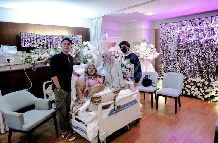 Potret Aurel Hermansyah Jenguk Shindy Samuel (instagram/@aurelie.hermansyah)