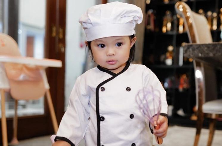 Potret Ameena Jadi Koki Cilik (instagram/@attahalilintar)