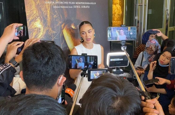 Luna Maya di kawasan Kebon Sirih, Jakarta. (MataMata.com/Adiyoga Priyambodo)