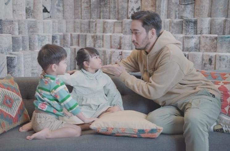 Potret Jeje Govinda Momong Anak (instagram/@ritchieismail)