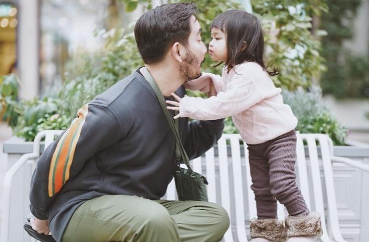 Potret Jeje Govinda Momong Anak (instagram/@ritchieismail)