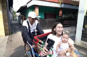 10 Potret Ayu Ting Ting Dapat Kado Becak Mini dari Ayah Ojak