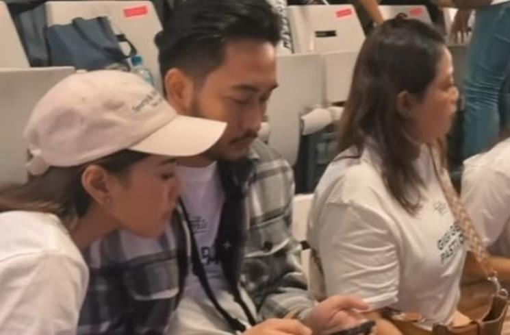 Potret Syahnaz Sadiqah dan Jeje Govinda Nonton Lagi-Lagi Tenis. (Instagram/@arosadi)