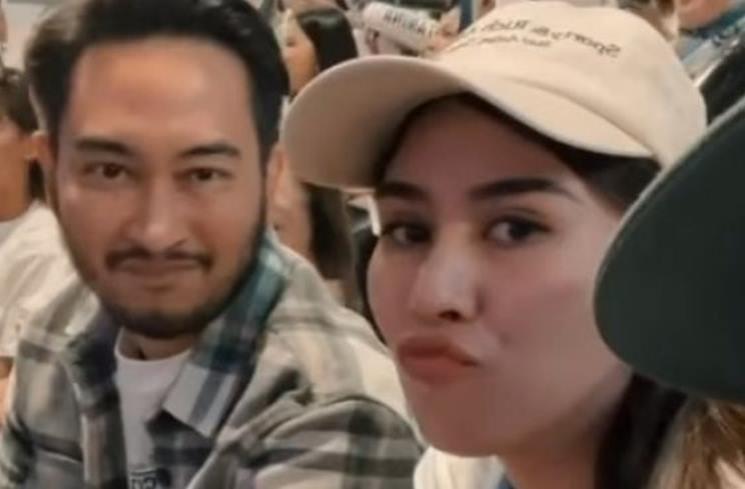 Potret Syahnaz Sadiqah dan Jeje Govinda Nonton Lagi-Lagi Tenis. (Instagram/@arosadi)