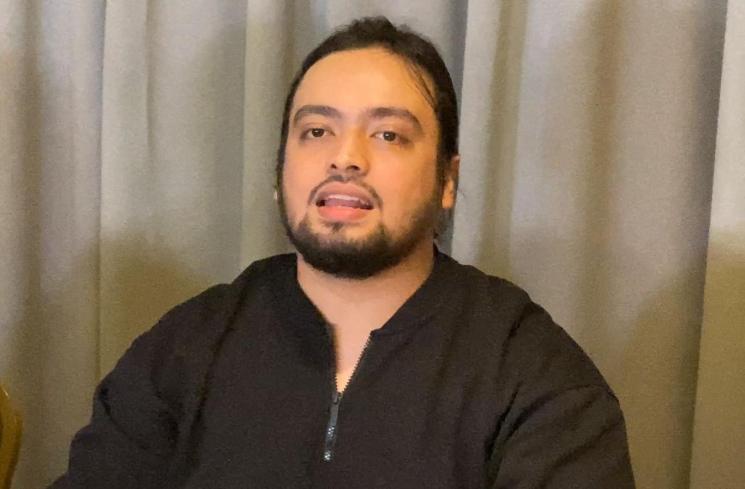 Suami Tasyi Athasyia, Syech Zaki Alatas (baju hitam) di kawasan Cipete, Jakarta, Jumat (23/6/2023). (MataMata.com/Adiyoga Priyambodo)