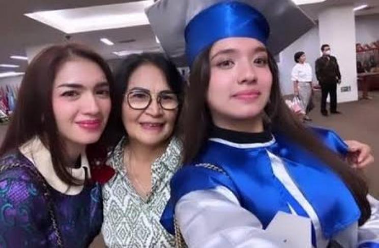 Potret Angel Karamoy Hadiri Wisuda Anak (Instagram/realangelkaramoy) 