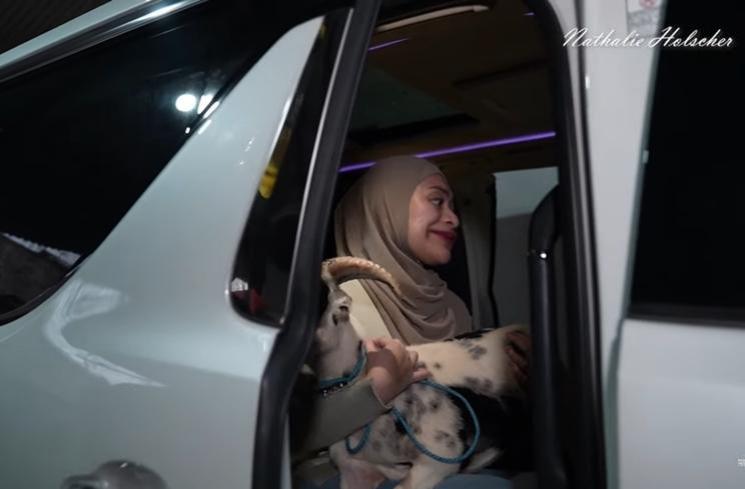Momen Nathalie Holscher ajak kambing kurban naik Alphard (YouTube/NATHALIE HOLSCHER)