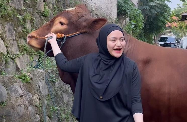 Artis Pilih Sapi Jumbo untuk Kurban Idul Adha (Instagram/@nathalieholscher)