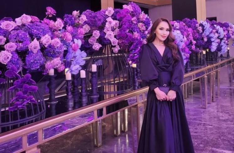 Gaya Artis di Resepsi Valencia Tanoe dan Kevin Sanjaya. (Instagram/ayutingting92)