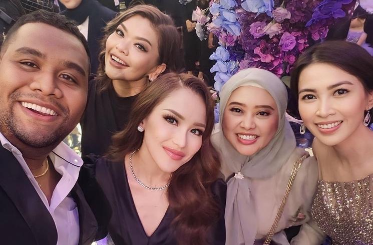 Potret Ayu Ting Ting di Resepsi Pernikahan Kevin Sanjaya - Valencia Tanoe (Instagram/@ayutingting92)