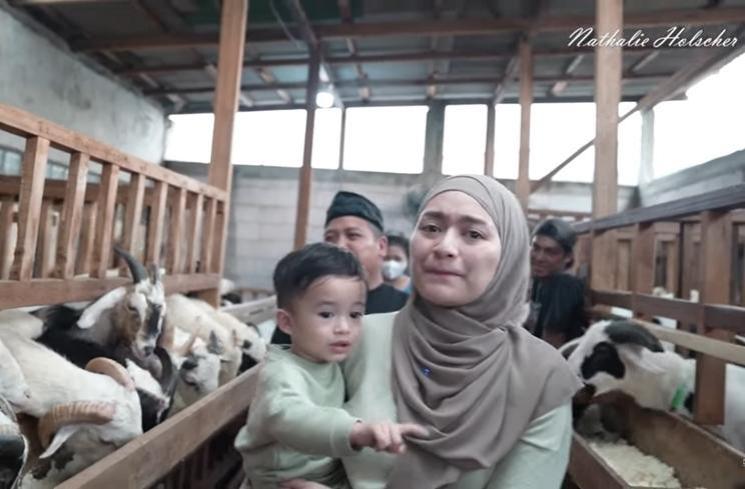 Momen Nathalie Holscher ajak kambing kurban naik Alphard (YouTube/NATHALIE HOLSCHER)