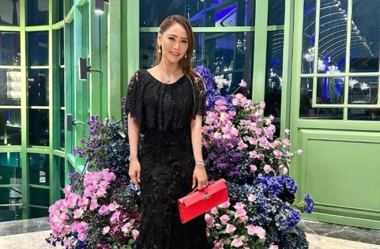 Gaya Artis di Resepsi Valencia Tanoe dan Kevin Sanjaya. (Instagram/inul.d)