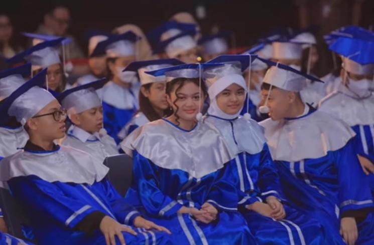 Momen Wisuda Amora Lemos Putri Krisdayanti dan Raul Lemos (Instagram/krisdayantilemos)