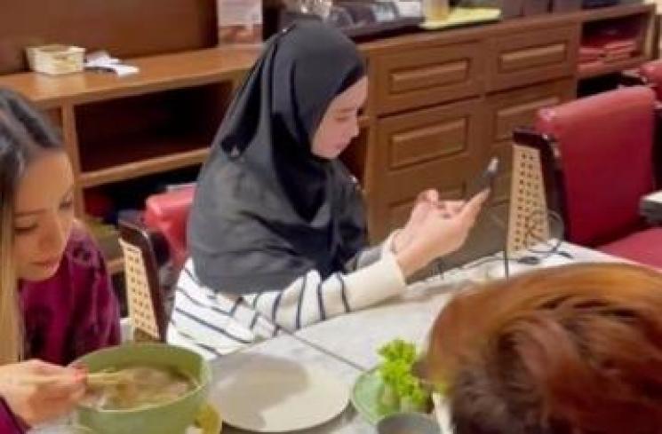 Potret Kebersamaan Inara Rusli dan Lady Nayoan. (Instagram/dr.richard_lee)