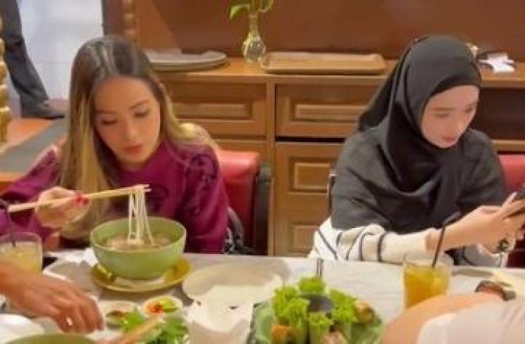 Potret Kebersamaan Inara Rusli dan Lady Nayoan. (Instagram/dr.richard_lee)