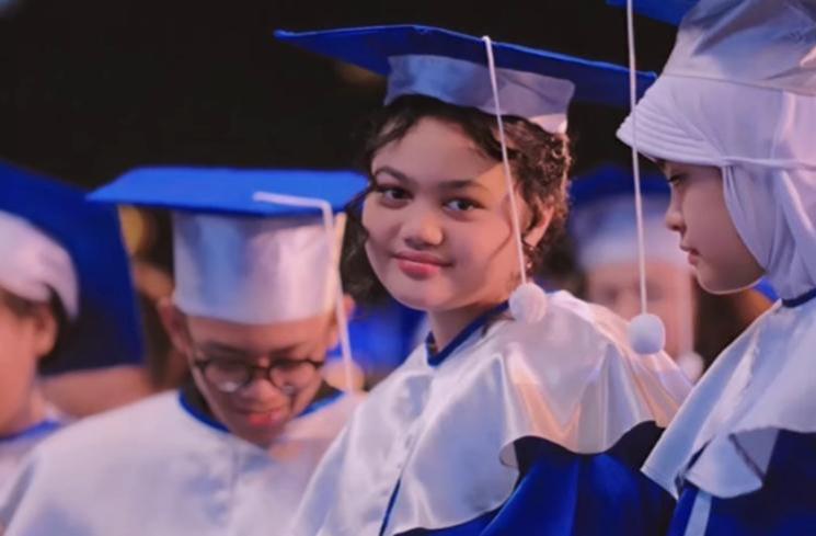 Momen Wisuda Amora Lemos Putri Krisdayanti dan Raul Lemos (Instagram/krisdayantilemos)
