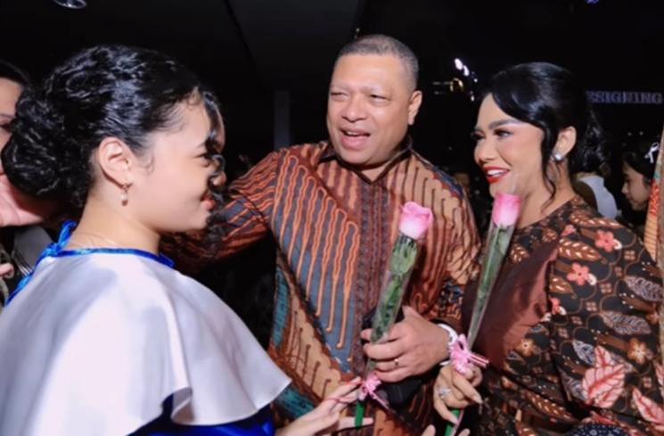 Momen Wisuda Amora Lemos Putri Krisdayanti dan Raul Lemos (Instagram/krisdayantilemos)