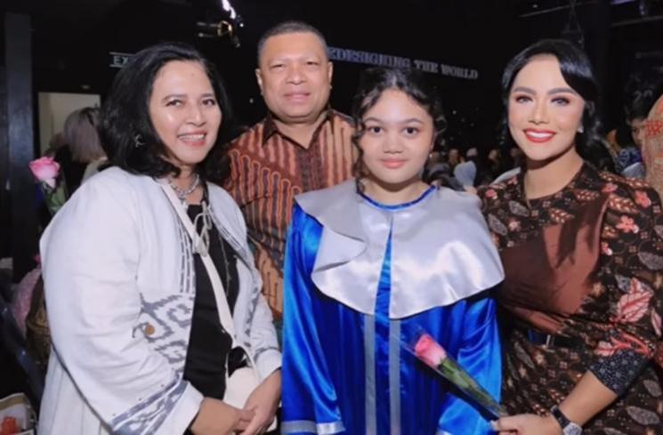 Momen Wisuda Amora Lemos Putri Krisdayanti dan Raul Lemos (Instagram/krisdayantilemos)