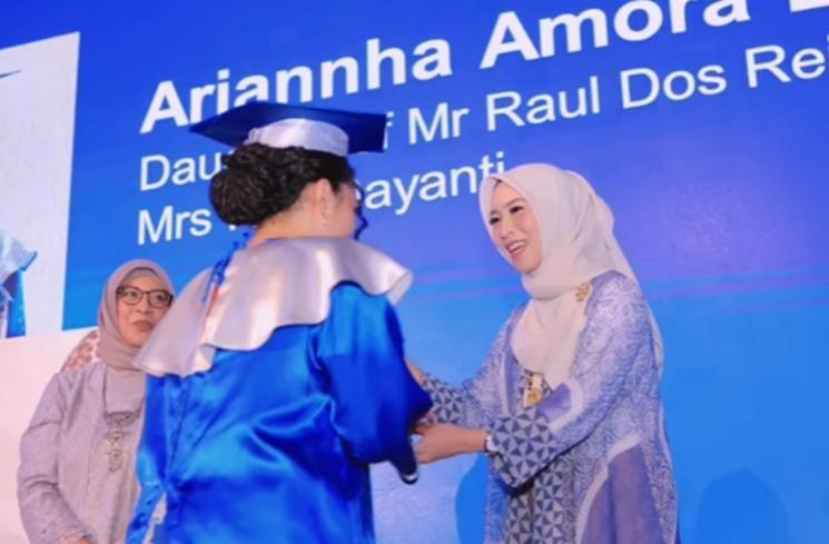 Momen Wisuda Amora Lemos Putri Krisdayanti dan Raul Lemos (Instagram/krisdayantilemos)