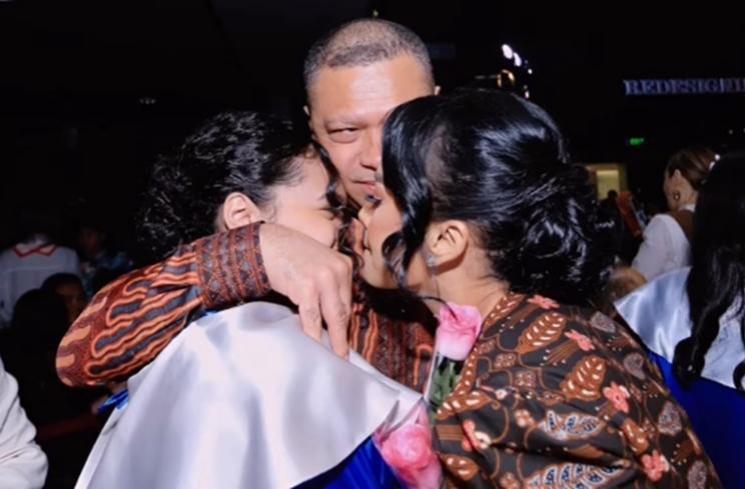 Momen Wisuda Amora Lemos Putri Krisdayanti dan Raul Lemos (Instagram/krisdayantilemos)