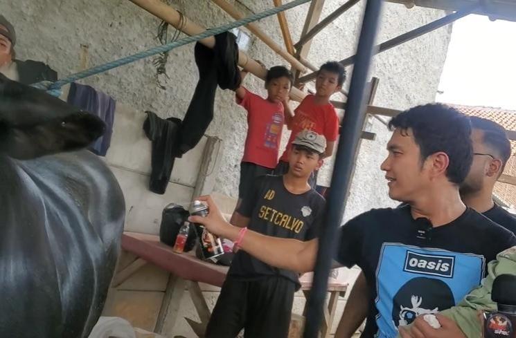 Momen Aldi Taher Beli Sapi Kurban (instagram/@alditaher.official