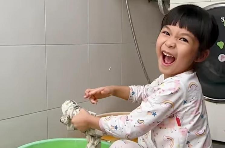 Potret Nastusha Anak Chelsea Olivia Cuci Baju Sendiri (Instagram/glennalinskie)