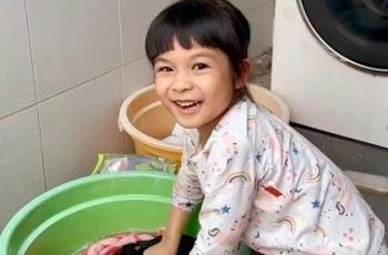 7 Potret Nastusha Anak Chelsea Olivia Cuci Baju Sendiri, Ajarkan Mandiri Sejak Kecil