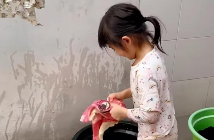 Potret Nastusha Anak Chelsea Olivia Cuci Baju Sendiri (Instagram/glennalinskie)