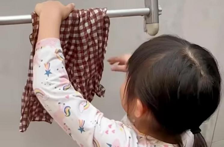 Potret Nastusha Anak Chelsea Olivia Cuci Baju Sendiri (Instagram/glennalinskie)