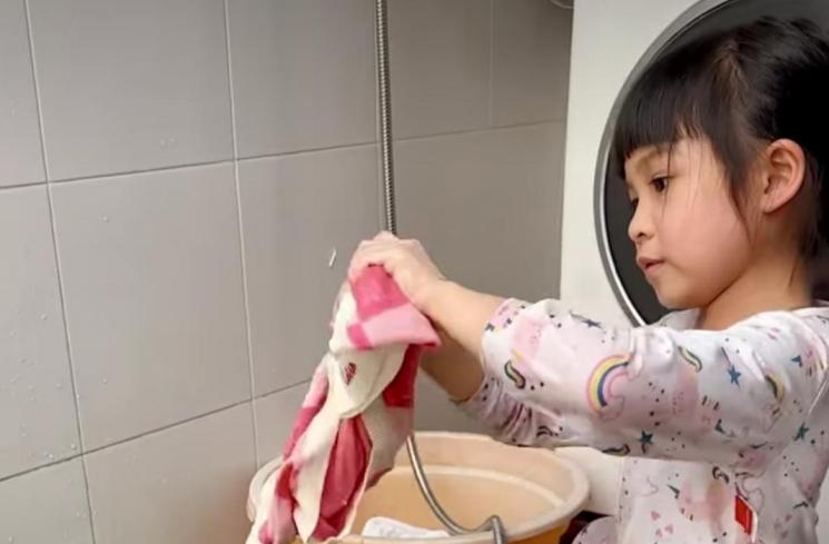 Potret Nastusha Anak Chelsea Olivia Cuci Baju Sendiri (Instagram/glennalinskie)