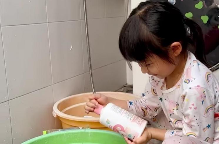 Potret Nastusha Anak Chelsea Olivia Cuci Baju Sendiri (Instagram/glennalinskie)