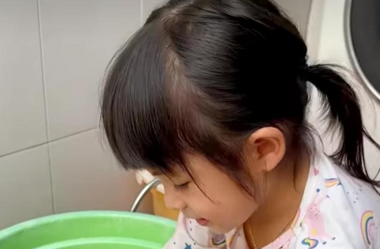 Potret Nastusha Anak Chelsea Olivia Cuci Baju Sendiri (Instagram/glennalinskie)