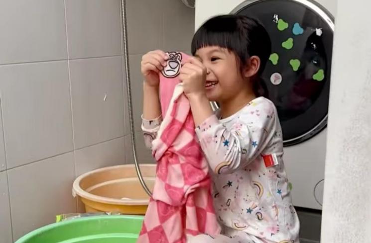 Potret Nastusha Anak Chelsea Olivia Cuci Baju Sendiri (Instagram/glennalinskie)