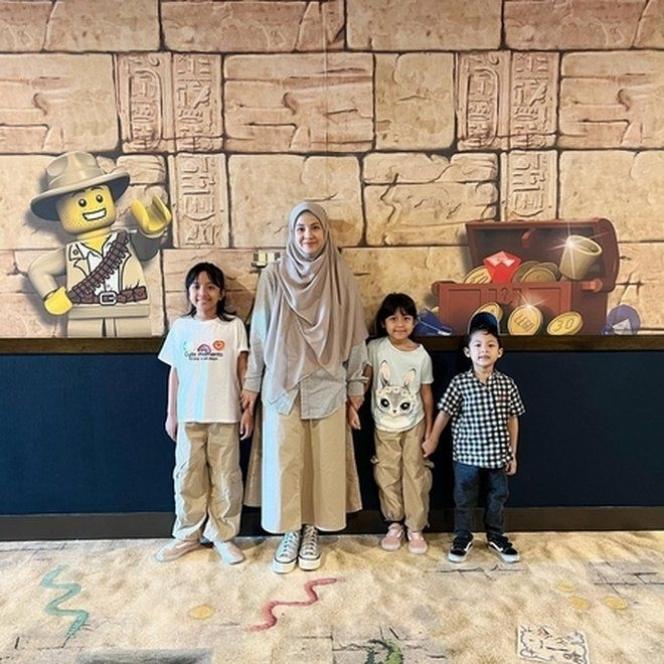 Potret Desta dan Natasha Rizky Liburan Bareng(Instagram/@desta80s) 