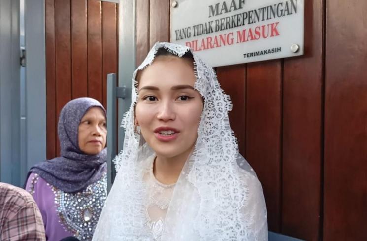 Ayu Ting Ting salat Id di masjid dekat rumah, Depok, Jawa Barat. (Matamata.com/Rena Pangesti)