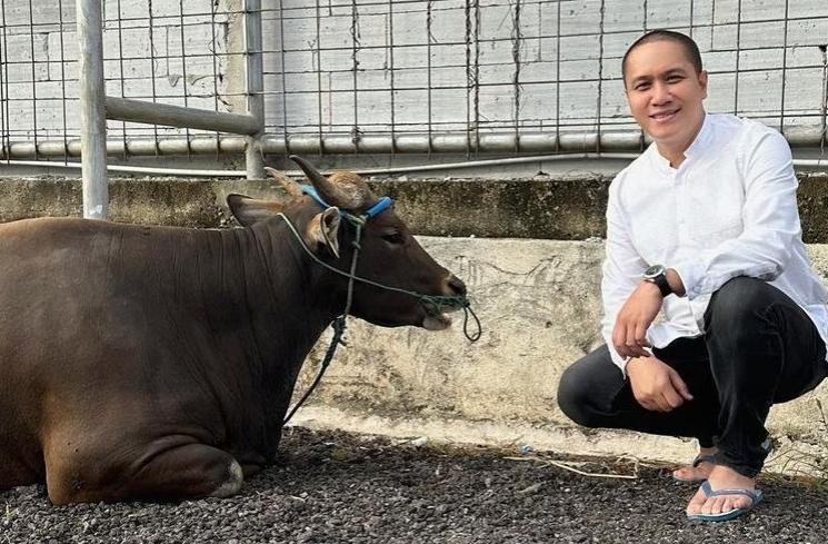 Potret artis bareng hewan kurban (Instagram/ressaherlambang)
