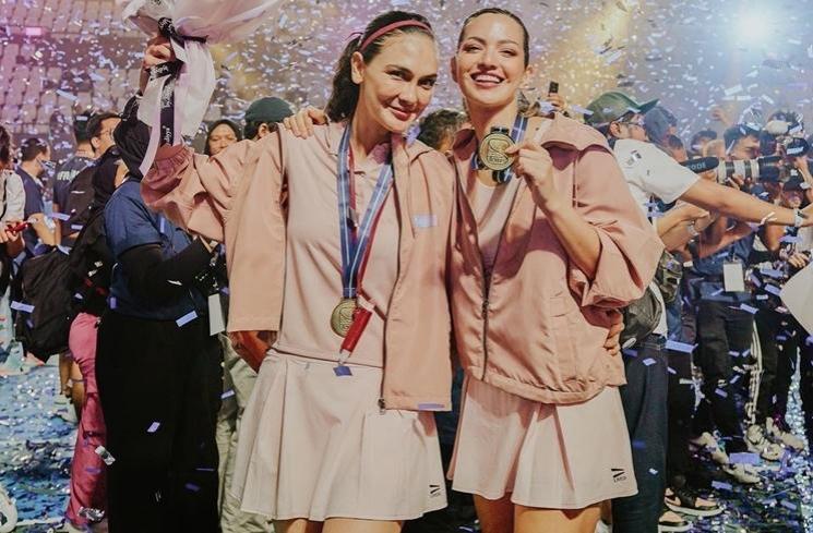Potret Luna Maya dan Nia Ramadhani Pakai Rok Tenis (Instagram/lunamaya)