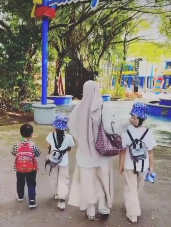 Potret Desta dan Natasha Rizky Liburan Bareng(Instagram/@desta80s) 