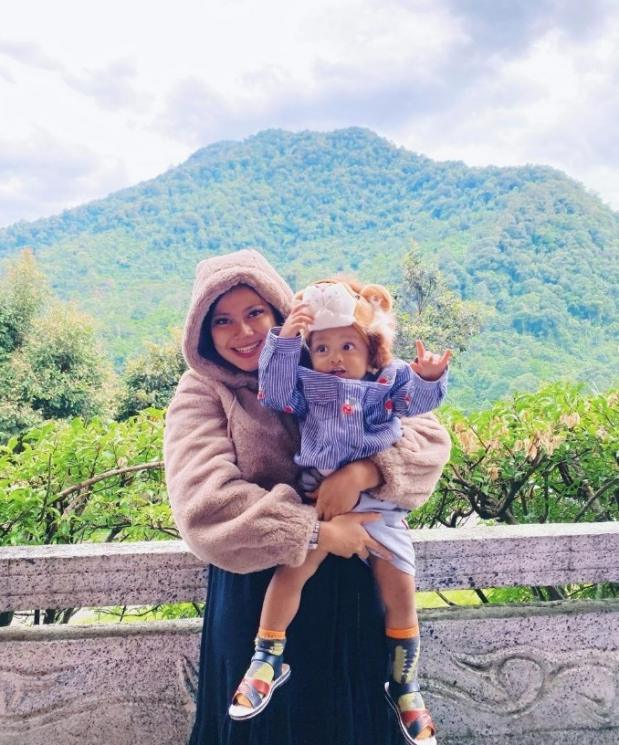 Potret Hanum Mega momong anak. (Instagram/@real.hanummegaa)