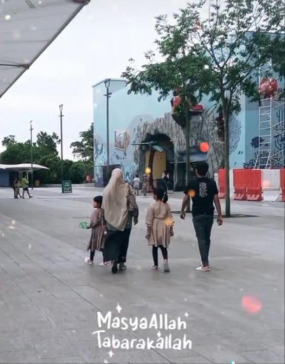 Potret Desta dan Natasha Rizky Liburan Bareng(Instagram/@desta80s) 