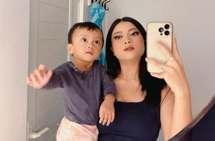 Potret Hanum Mega momong anak. (Instagram/@real.hanummegaa)