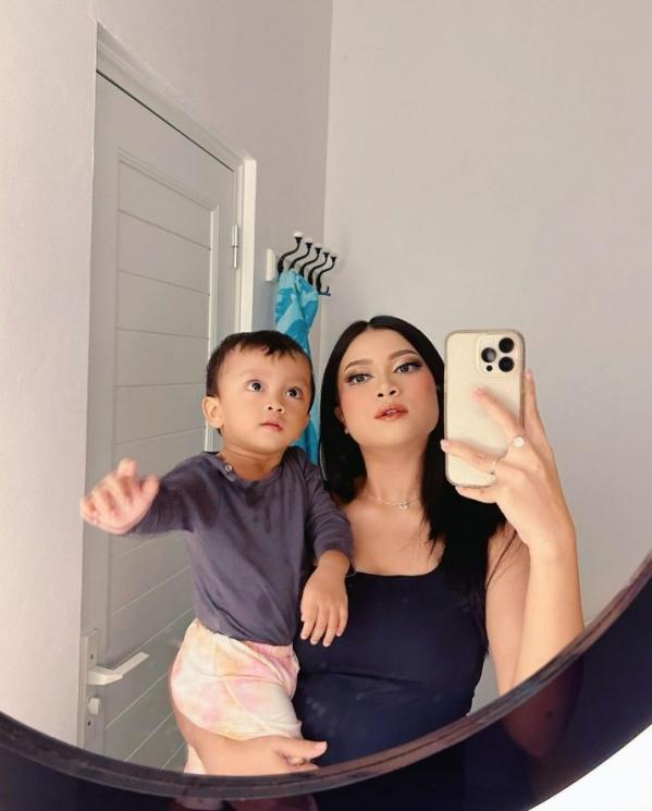 Potret Hanum Mega momong anak. (Instagram/@real.hanummegaa)