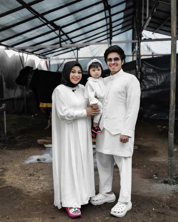 Seleb Menyembelih Sapi di Idul Adha 2023(Instagram/@aurelie.hermansyah)