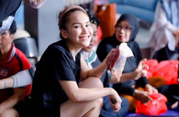 Outfit Ayu Ting Ting Dinyinyiri saat Potong Daging Kurban: Kalau yang Sebelah Ngumbar Aurat Nggak Heboh