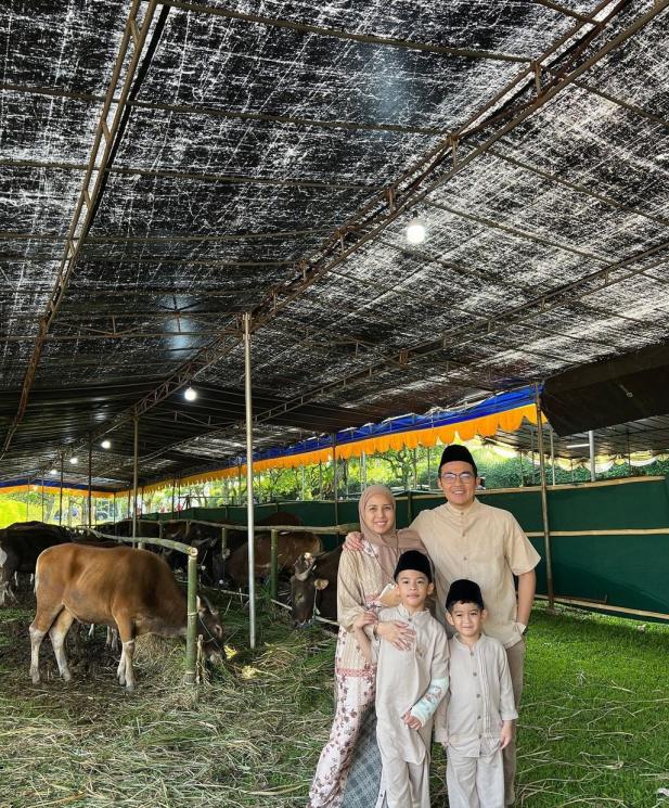 Seleb Menyembelih Sapi di Idul Adha 2023(Instagram/@tya_ariestya)
