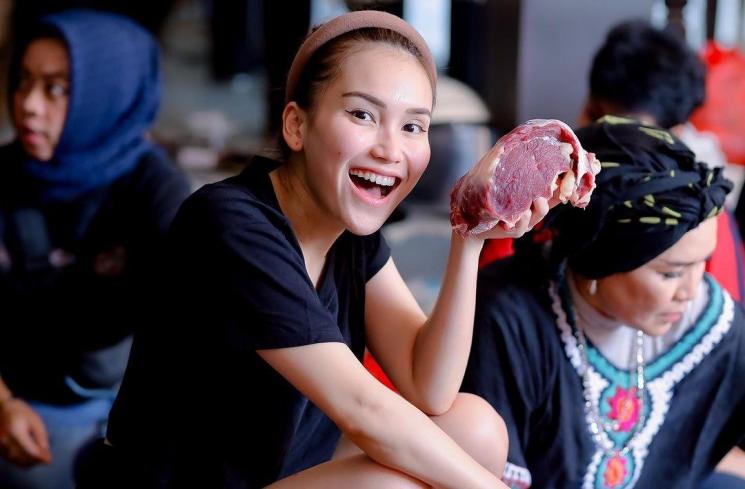 Potret Ayu Ting Ting Potong-potong Daging Kurban. (Instagram/ayutingting92)